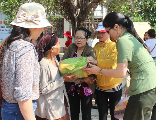 Mạnh thường quân tặng quà cho phụ nữ khó khăn tại xã Krông Na, huyện Buôn Đôn.   