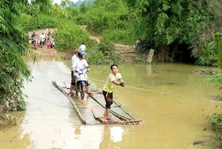 Bè tạm chở cả người và phương tiện qua suối. 