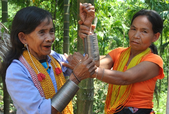 Phụ nữ Cadong  với trang sức bằng bạc  đeo ở cổ tay. 