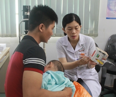 Bác sĩ Bệnh viện Mắt tỉnh tư vấn cho phụ huynh cách chăm sóc mắt cho trẻ. 