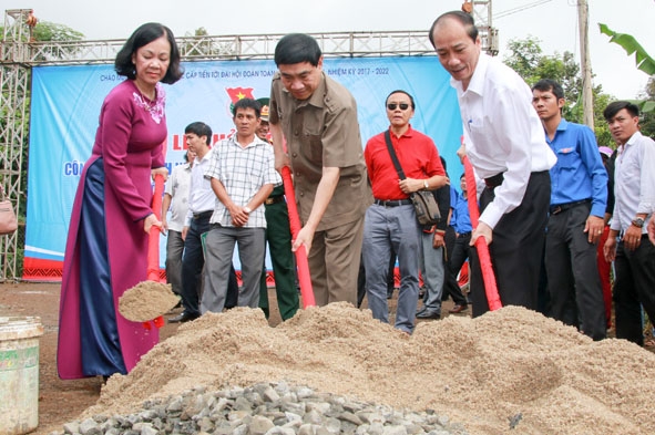 Ủy viên Bộ Chính trị, Bí thư Trung ương Đảng, Trưởng Ban Dân vận Trung ương Trương Thị Mai và các đồng chí: Trần Quốc Cường,  Ủy viên Trung ương Đảng, Phó Bí thư Tỉnh ủy; Phạm Ngọc Nghị, Chủ tịch UBND tỉnh tham dự lễ khởi công công trình thanh niên  tại buôn Cuôr Đăng B, xã Cuôr Đăng, huyện Cư M’gar.    Ảnh: H. Gia
