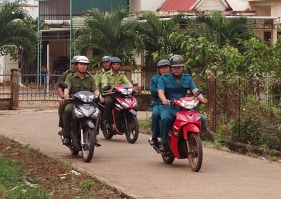 Lực lượng  dân quân phối hợp với Công an xã, Hạt kiểm lâm huyện trong công tác  quản lý,  bảo vệ rừng  và tuần tra  bảo đảm  an ninh trật tự địa bàn.   