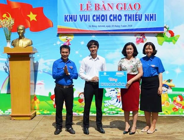 Đại diện khánh thành khu vui chơi cho thiếu nhi tại Trường mầm non Hoa Hồng