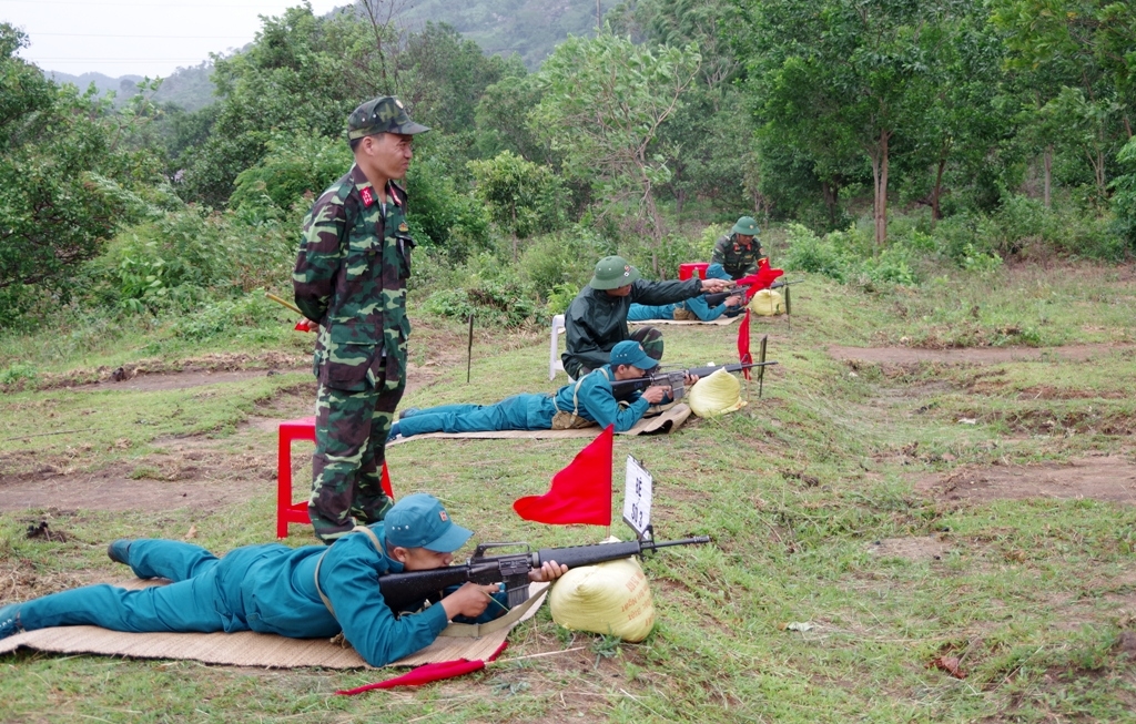 Các chiến sĩ dân quân thực hành kiểm tra bắn đạn thật