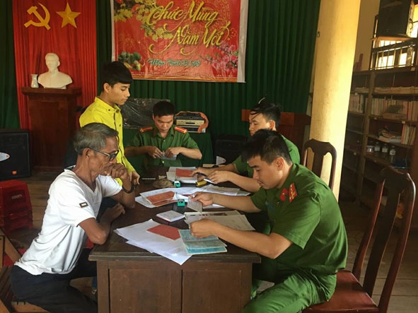 Đoàn viên, thanh niên Công an huyện Buôn Đôn đang làm thủ tục cấp chứng minh nhân dân cho người dân.