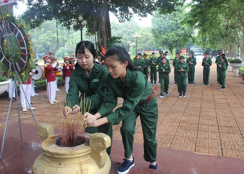 đã dâng hương, đặt vòng hoa tại Bia tưởng niệm các chiến sĩ Nam tiến