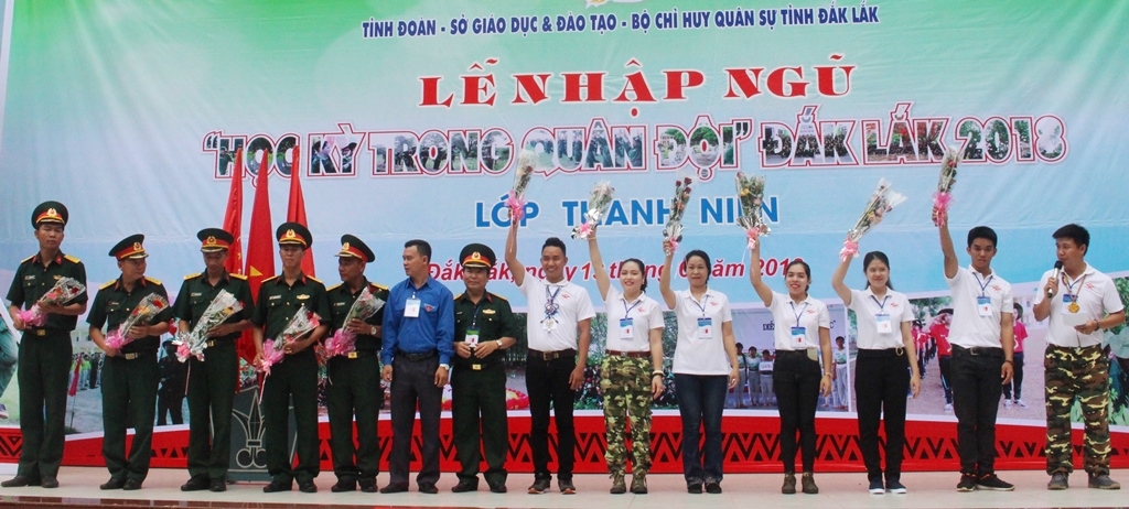 Ban huấn luyện ra mắt nhận nhiệm vụ.