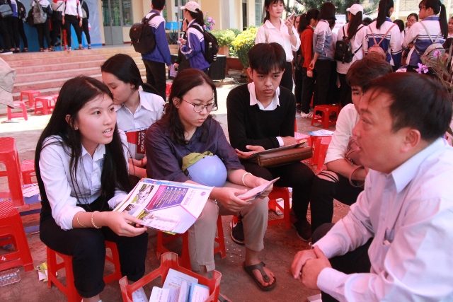 Học sinh lớp 12 của tỉnh Đắk Lắk đang tìm hiểu thông tin về kỳ thi THPT quốc gia năm 2018. (Ảnh minh họa)