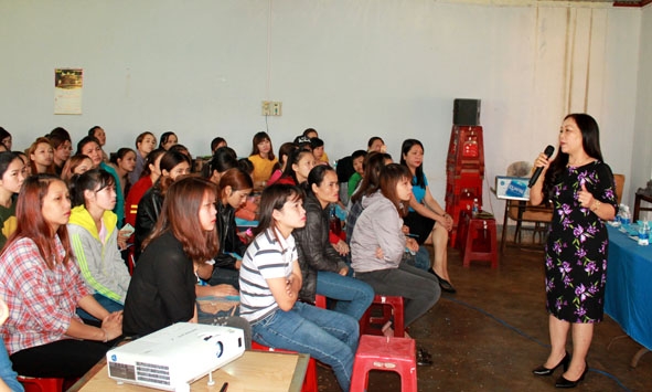 Công nhân lao động Công ty TNHH May Tây Nguyên tham gia buổi tuyên truyền, đối thoại pháp luật BHXH, BHYT và pháp luật lao động. 