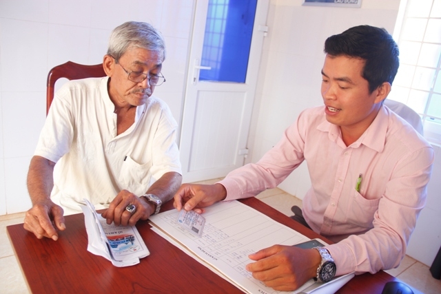 Bệnh nhân được anh Đào Hoa Kiều – Đại lý BHYT xã Quảng Hiệp tư vấn tận tình khi đến trạm y tế khám bệnh. 