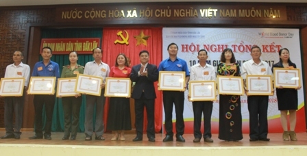 Phó trao bằng khen của Trung ương Hội Chữ thập đỏ tặng
