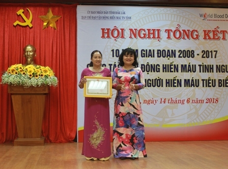 trao bằng khen của UBND tỉnh tặng Hội Chữ thập đỏ tỉnh
