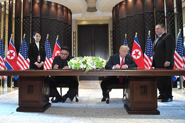 Tổng thống Mỹ Donald Trump (thứ hai, phải) và nhà lãnh đạo Triều Tiên Kim Jong-un (thứ hai, trái) tại lễ ký tuyên bố chung ở Sentosa, Singapore ngày 12-6. (Ảnh: AFP/TTXVN)