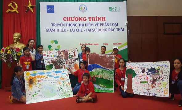 Các em thiếu nhi Trung tâm Đào tạo và Phát triển Kỹ năng Tây Nguyên vẽ tranh về chủ đề môi trường.  
