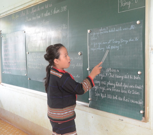 Cô H'Jem hướng dẫn học sinh trong giờ học tiếng Êđê.  