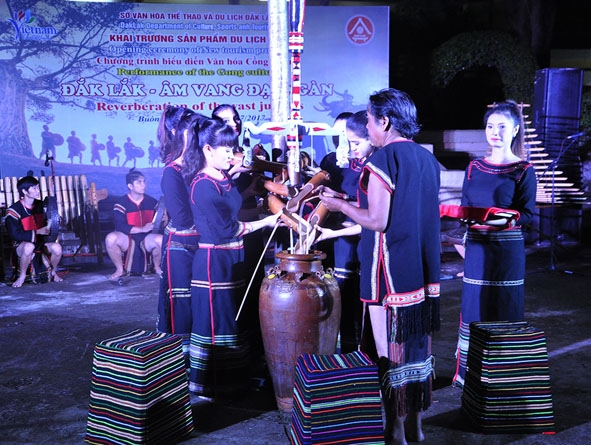 Nghi thức mời rượu trong chương trình biểu diễn cồng chiêng.