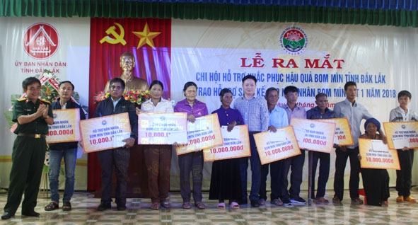 Trao hỗ trợ sinh kế tặng các nạn nhân bom mìn trên địa bàn tỉnh. 