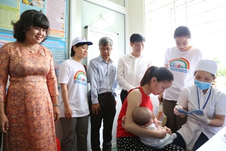 Phó Chủ tịch UBND tỉnh H'Yim Kdoh cùngThứ trường Bộ Y tế Nguyễn Thanh Long và các đại biểu tham dự buổi tiêm chủng thường xuyên tại Trạm Y tế phường Tân An (TP. Buôn Ma Thuột).