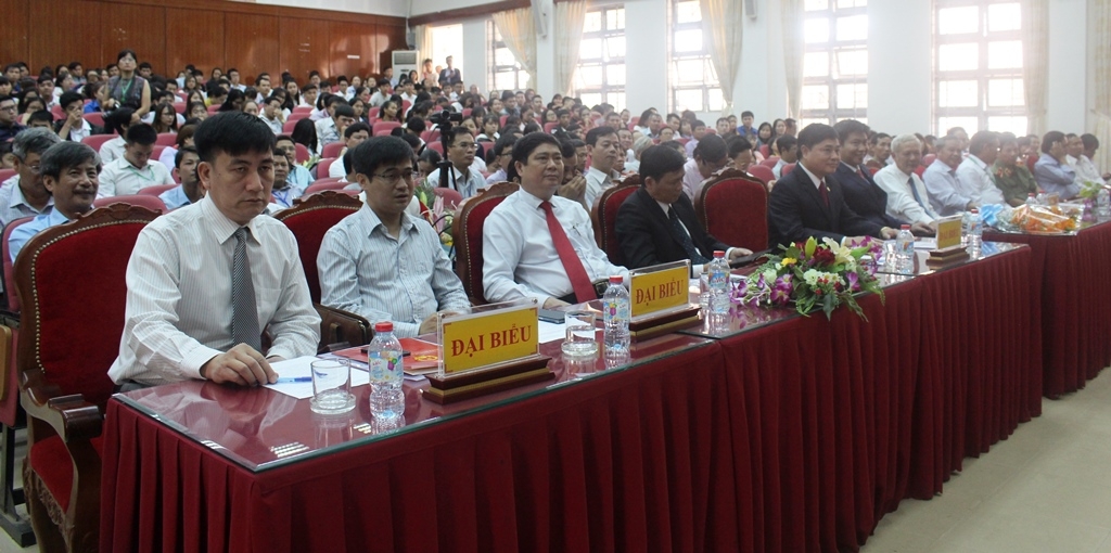 Đại biểu tham dự buổi lễ.