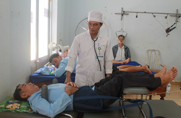 Kéo giãn cột sống, một trong những kỹ thuật mới trong điều trị bệnh lý cột sống đã được triển khai tại BVĐK huyện Cư M’gar. 