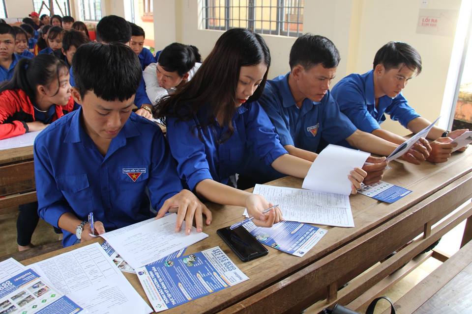 Đoàn viên thanh niên tham gia thi tìm hiểu về tấm gương đạo đức Hồ Chí Minh