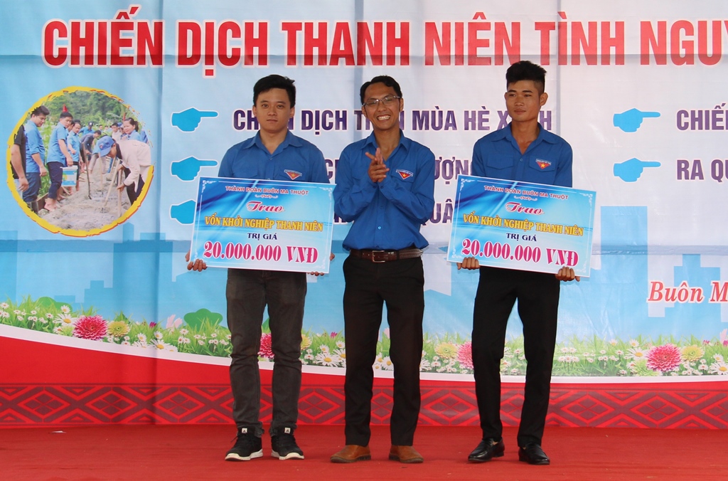 Phó Bí thư Thành Đoàn Phan Đức Lộc trao vốn khởi nghiệp cho thanh niên
