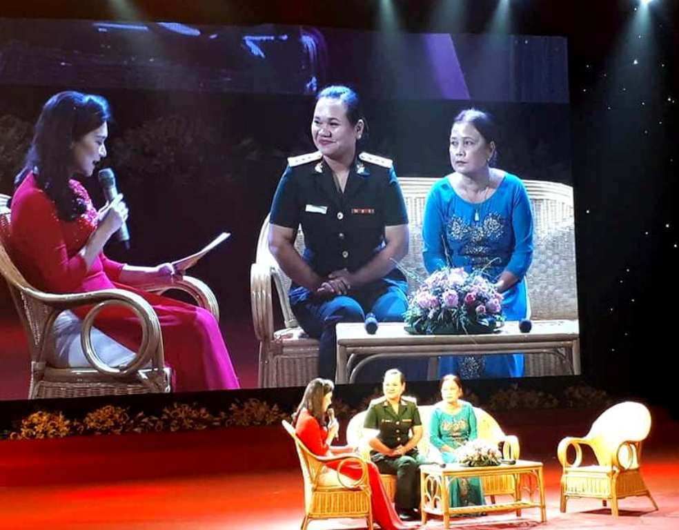 Đại diện Hội Phụ nữ Bộ Chỉ huy Quân sự tỉnh tham gia giao lưu tại hội nghị. (Ảnh đơn vị cung cấp)