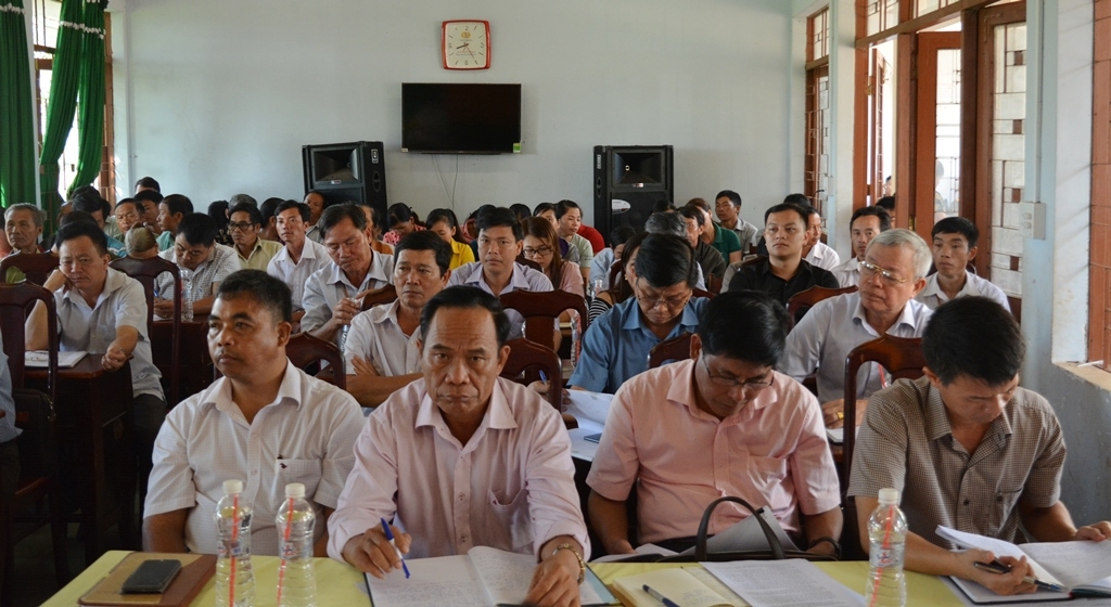 Các đại biểu tham dự hội nghị tiếp xúc cử tri