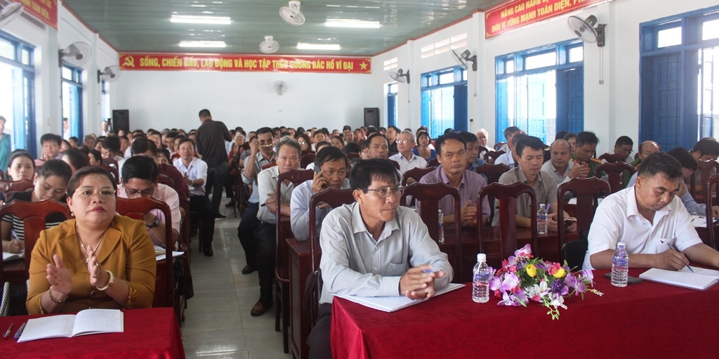 Các đại biểu tham dự hội nghị tiếp xúc cử tri