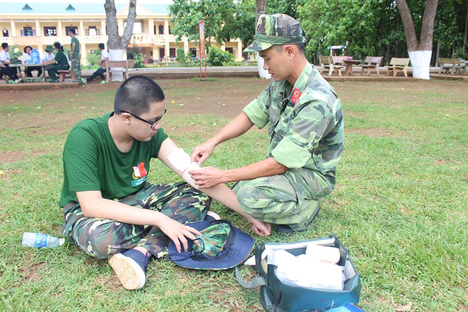 Chiến sĩ SIA được hướng dẫn cách băng bó vết thương cơ bản