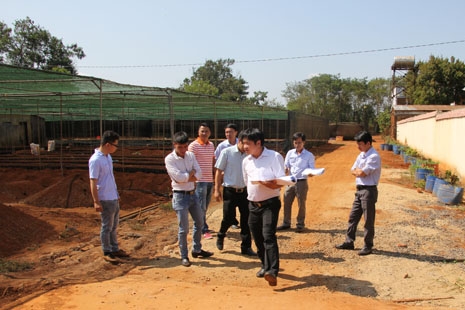 Ban quản lý Dự án Chuyển đổi nông nghiệp bền vững Trung ương kiểm tra hệ thống cơ sở hạ tầng được đầu tư từ nguồn vốn của dự án tại vườn ươm của Viện Khoa học kỹ thuật Nông lâm nghiệp Tây Nguyên. 