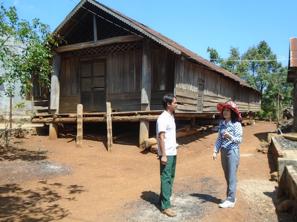 Phóng viên Báo Đắk Lắk (bên phải) trao đổi thông tin với cán bộ cơ sở.   