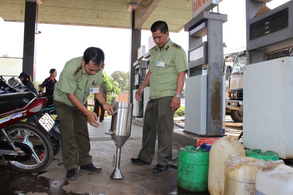 Đoàn 389 của tỉnh kiểm tra về đo lường, chất lượng trong kinh doanh xăng dầu.   Ảnh: Đ. Lan