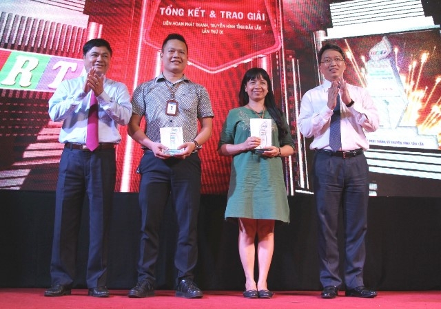 Phó Bí thư Thường trực Tỉnh ủy Phạm Minh Tấn và Phó Chủ tịch Thường trực UBND tỉnh Nguyễn Hải Ninh trao giải ở thể loại Phim tài liệu