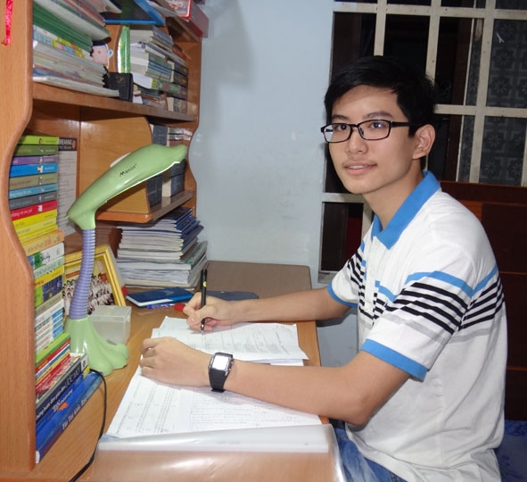 Trương Võ Thành Nhân  ôn bài  ở nhà. 