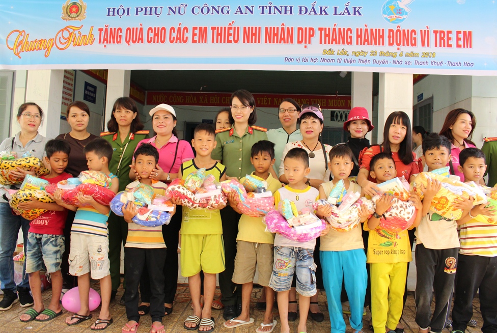 Đại diện Hội LHPN Công an tỉnh và các mạnh thường quân trao quà cho các em thiếu nhi tại Trung tâm Bảo trợ xã hội tỉnh.