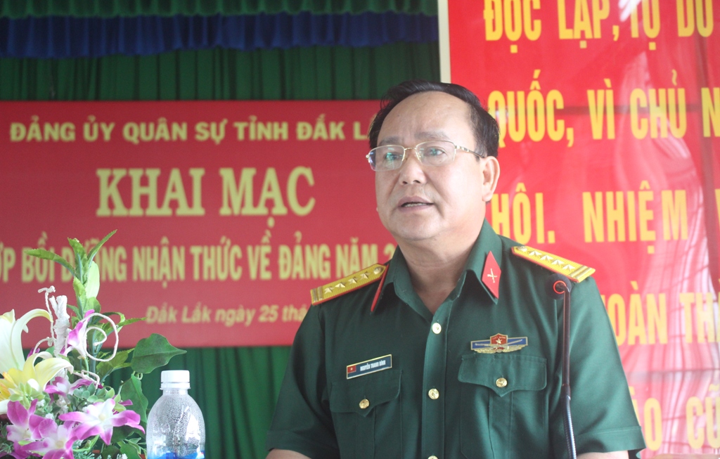 Đại tá Nguyễn Thanh Bình, Phó Chính ủy Bộ Chỉ huy Quân sự tỉnh phát biểu, dặn dò các đoàn viên ưu tú