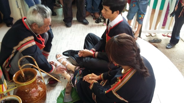 Nghi thức kết đôi trong đám cưới của cặp đôi người Êđê - Kinh tại phường Tự An (TP. Buôn Ma Thuột). 