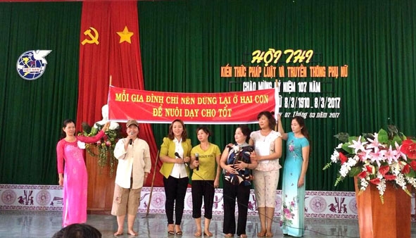 Một tiểu phẩm tuyên truyền về Luật Hôn nhân và Gia đình của CLB “Phụ nữ với pháp luật” xã Quảng Hiệp. 