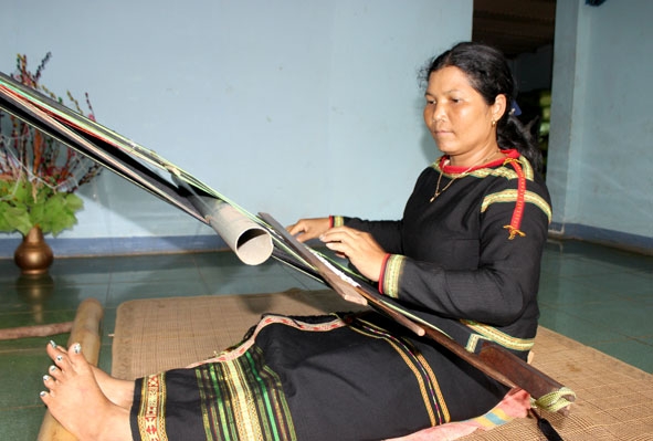 Chị H’ Bur Niê mê dệt thổ cẩm từ mẹ. 