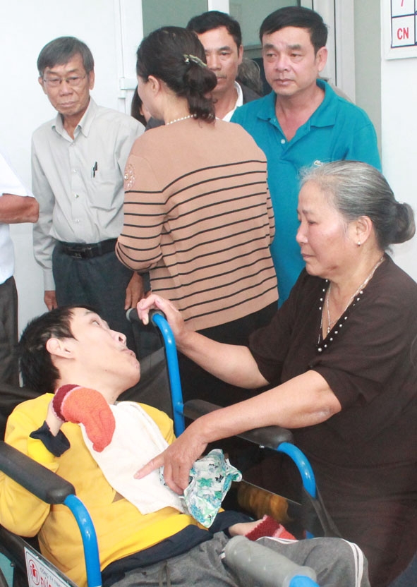 Bà Lê Thị  Kim Lương  chăm sóc  người con trai  tật nguyền. 