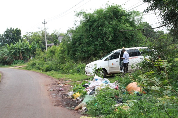 Rác thải trên tuyến đường 19-5. 
