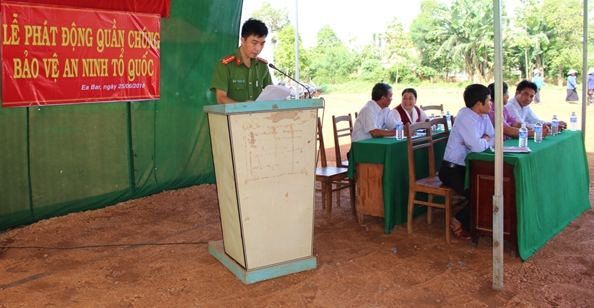 Đại diện công an xã Ea Bar tóm tắt tình hình an ninh trật tự trên địa bàn 4 buôn Knia.