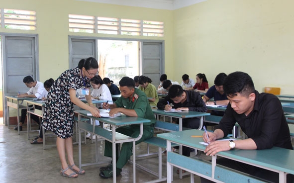 Thí sinh làm thủ tục dự thi môn Toán tại điểm thi Trường Cao đẳng Sư phạm Đắk Lắk. 