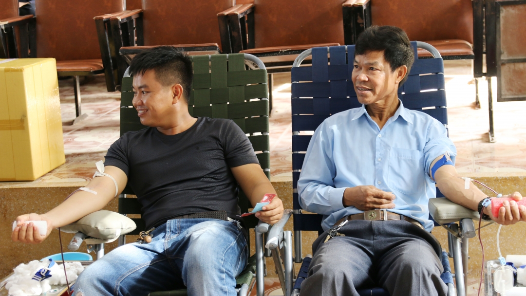 Mặc dù đã gần 60 tuổi nhưng ông Bùi Văn Tiện (bìa phải) vẫn nhiệt tình tham gia hiến máu. Ảnh