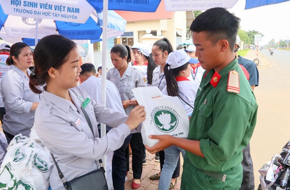 Thí sinh nhận cơm miễn phí của phật tử Chùa Khải Đoan .  Ảnh: H. Gia