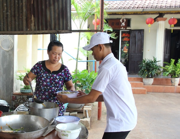 Cô Nguyễn Thu Vượng nấu cơm cho các sĩ tử đang ở trọ tại nhà mình.   Ảnh: B.Chi 