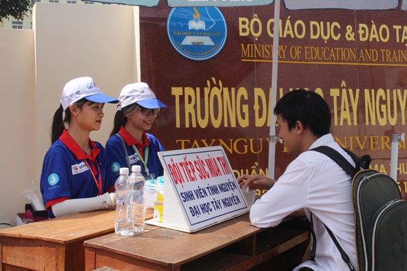 Sinh viên tình nguyện tư vấn cho thí sinh  tại điểm thi  Trường Đại học  Tây Nguyên.      Ảnh: V.Anh