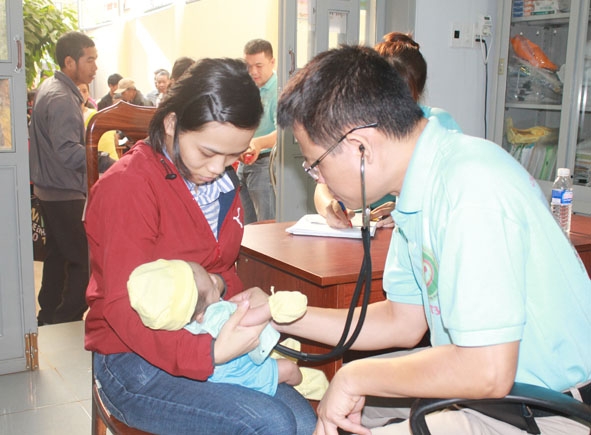 Bác sĩ  Bệnh viện tim Tâm Đức  (TP. Hồ Chí Minh) khám sàng lọc  bệnh tim bẩm sinh cho trẻ em có hoàn cảnh khó khăn trên địa  bàn tỉnh.  