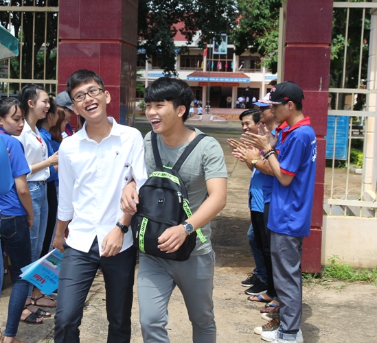 Các anh chị tình nguyện viên vỗ tay chúc mừng các thí sinh đã hoàn thành Kỳ thi THPT Quốc gia năm 2018. 